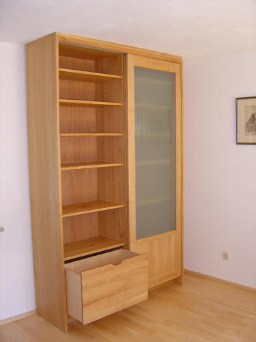 Bücherschrank mit Glas-Schiebetüren und Schubladen